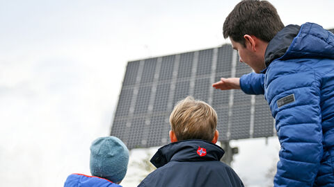 Maßnahmen wie der Ausbau Erneuerbarer Energien sind notwendig Kinder vor Solarmodul