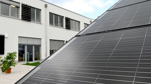 Solaranlage mit Gebäude im Hintergrund