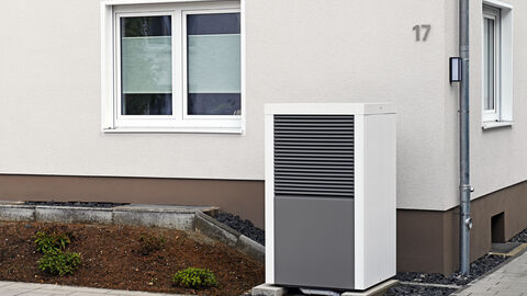 Wärmepumpe an Hauswand 